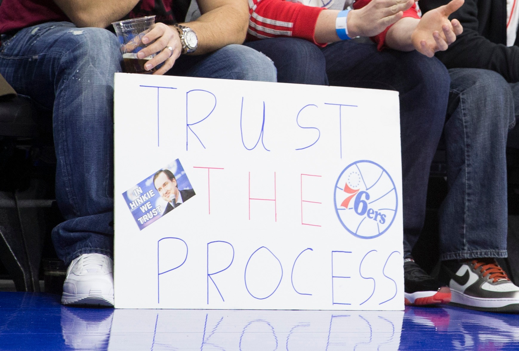 Sam Hinkie'nin Philadelphia 76ers genel menajerlik koltuğunda otururken kulübe kazandırdığı slogan: Trust the Process (Sürece Güven)