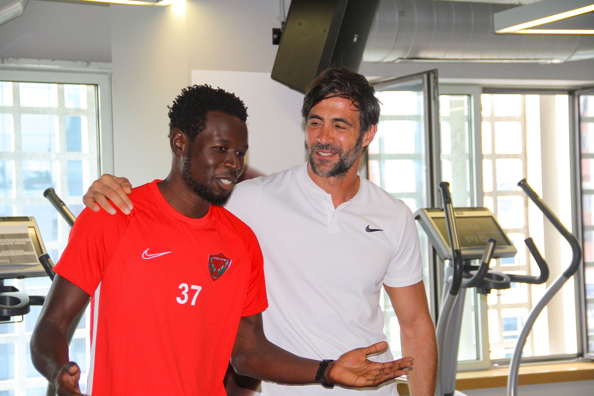 "Oynatmak istediğimiz oyunu biliyor, ona göre oyuncu seçiyoruz. Bunu yaparken; gelişimini devam ettiren oyuncuları da alıyoruz."